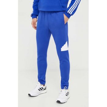 adidas pantaloni de trening cu imprimeu IR9178