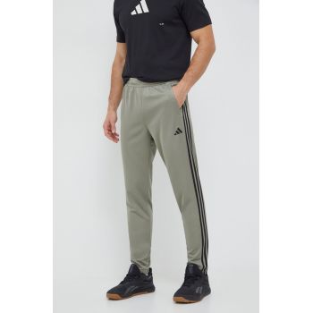 adidas Performance pantaloni de antrenament Training Essentials Base culoarea gri, cu imprimeu IT5412 ieftini