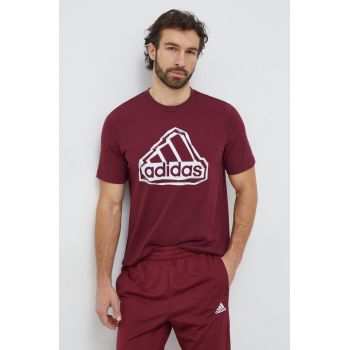adidas tricou din bumbac bărbați, culoarea bordo, cu imprimeu IM8302