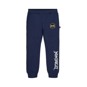 Lego pantaloni de trening din bumbac pentru copii culoarea albastru marin, cu imprimeu