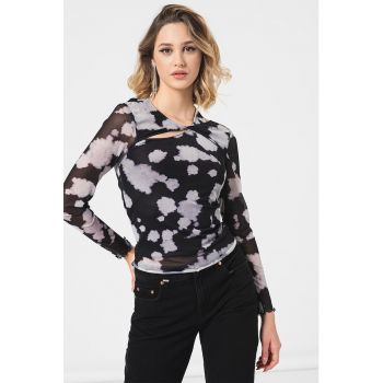 Bluza cu imprimeu abstract si decupaj