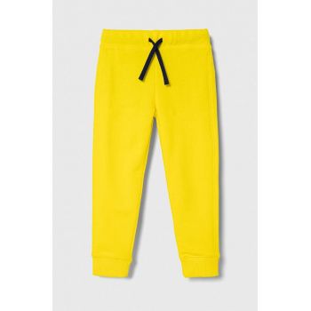 United Colors of Benetton pantaloni de trening din bumbac pentru copii culoarea galben, cu imprimeu