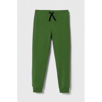 United Colors of Benetton pantaloni de trening din bumbac pentru copii culoarea verde, cu imprimeu ieftini