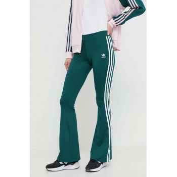 adidas Originals pantaloni de trening Flared culoarea verde, cu imprimeu, IN6320 de firma original