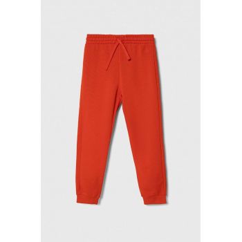 United Colors of Benetton pantaloni de trening din bumbac pentru copii culoarea rosu, neted ieftini