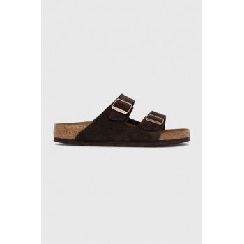 Birkenstock papuci din piele Arizona barbati, culoarea maro, 1027077
