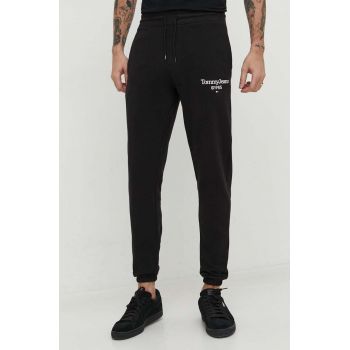 Tommy Jeans pantaloni de trening din bumbac culoarea negru, cu imprimeu DM0DM18935 ieftini