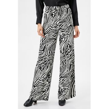 Pantaloni cu croiala ampla si animal print