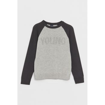 Pulover cu decolteu la baza gatului si maneci raglan