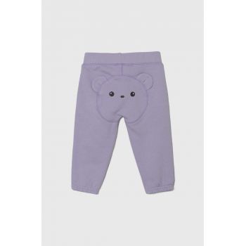 United Colors of Benetton pantaloni de trening din bumbac pentru bebeluși culoarea violet, cu imprimeu de firma originali