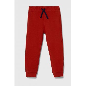 United Colors of Benetton pantaloni de trening din bumbac pentru copii culoarea rosu, neted ieftini