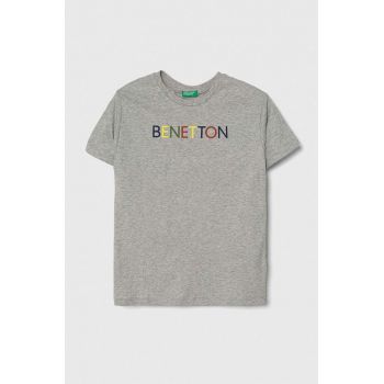 United Colors of Benetton tricou de bumbac pentru copii culoarea gri, cu imprimeu