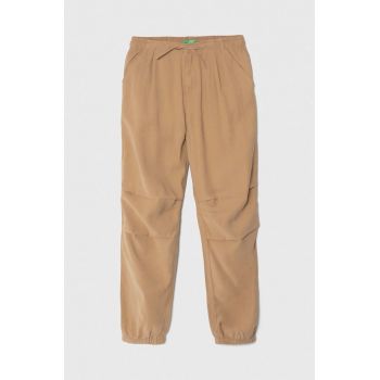 United Colors of Benetton pantaloni copii culoarea bej, neted