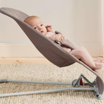 Balansoar BabyBjorn Bliss Sand Grey din tesatura matlasata cu aspect Clasic de firma original