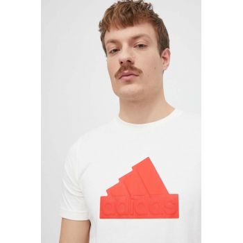 adidas tricou din bumbac bărbați, culoarea bej, cu imprimeu IZ1626