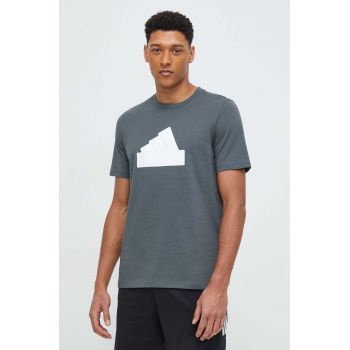 adidas tricou din bumbac bărbați, culoarea verde, cu imprimeu IZ1623