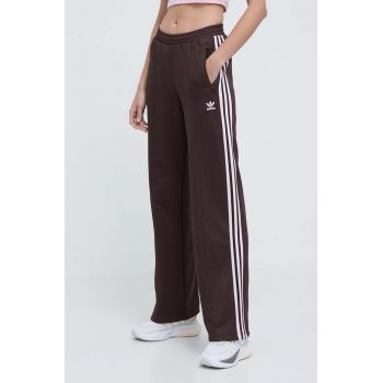 adidas Originals pantaloni de trening culoarea maro, cu imprimeu IR6093