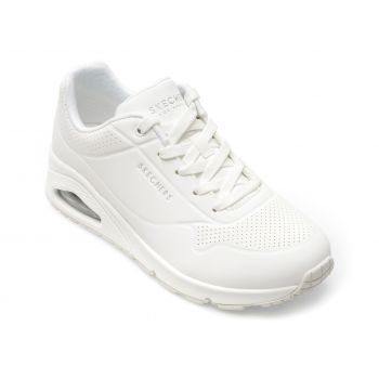 Pantofi sport SKECHERS albi, UNO, din piele ecologica la reducere