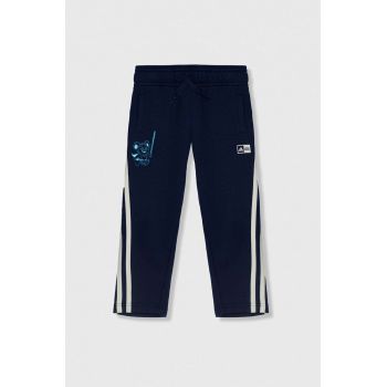 adidas pantaloni de trening pentru copii culoarea albastru marin, cu imprimeu