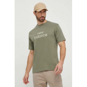 New Balance tricou din bumbac barbati, culoarea verde, cu imprimeu de firma original