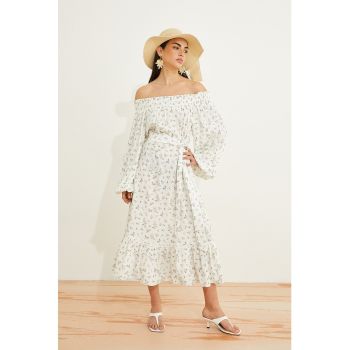 Rochie cu imprimeu floral si decolteu pe umeri