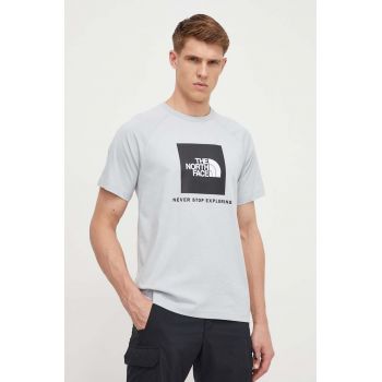 The North Face tricou din bumbac barbati, culoarea gri, cu imprimeu