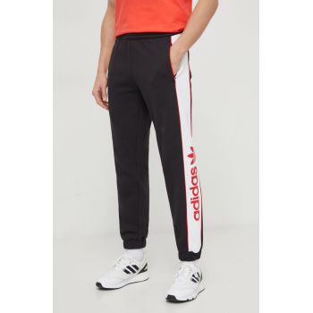 adidas Originals pantaloni de trening culoarea negru, cu imprimeu IT2441