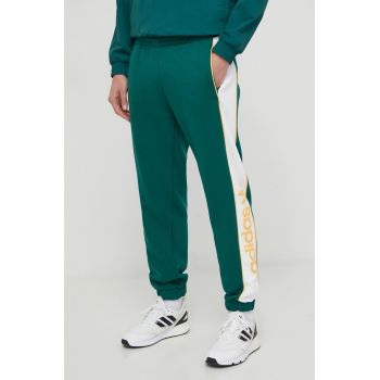 adidas Originals pantaloni de trening culoarea verde, cu imprimeu IT2442 ieftini