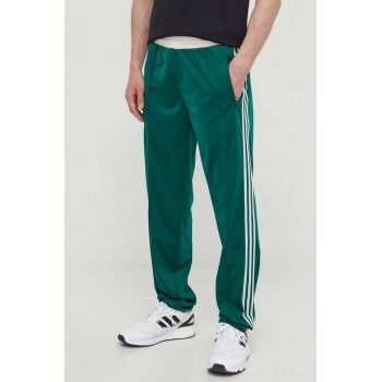 adidas Originals pantaloni de trening culoarea verde, cu imprimeu IS1402 la reducere