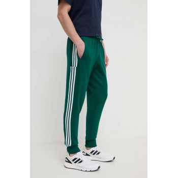 adidas pantaloni de trening din bumbac culoarea verde, cu imprimeu IS1392