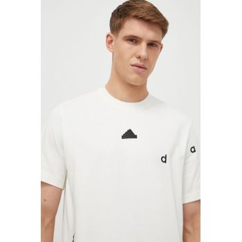 adidas tricou din bumbac bărbați, culoarea bej, cu imprimeu IS1992