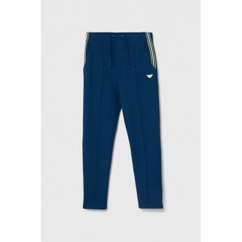 Emporio Armani pantaloni de trening din bumbac pentru copii culoarea albastru marin, cu imprimeu