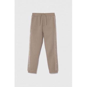 Emporio Armani pantaloni de trening pentru copii culoarea maro, cu imprimeu