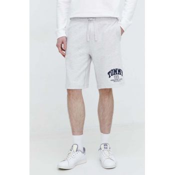 Tommy Jeans pantaloni scurti din bumbac culoarea gri