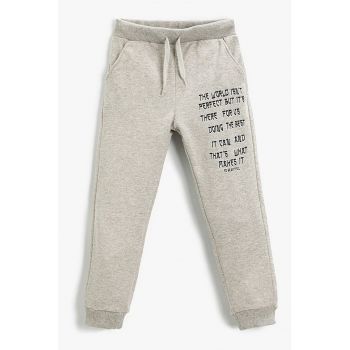 Pantaloni sport cu imprimeu text