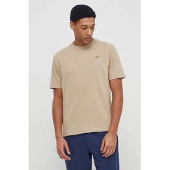 New Balance tricou din bumbac barbati, culoarea bej, cu imprimeu ieftin