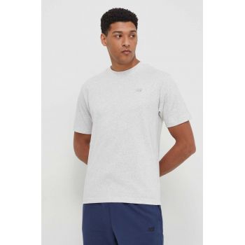 New Balance tricou din bumbac barbati, culoarea gri, cu imprimeu de firma original
