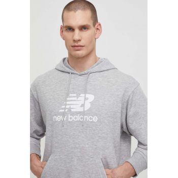New Balance bluza barbati, culoarea gri, cu glugă, cu imprimeu ieftin