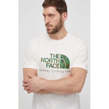 The North Face tricou din bumbac barbati, culoarea bej, cu imprimeu de firma original