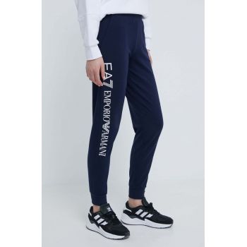 EA7 Emporio Armani pantaloni de trening culoarea albastru marin, cu imprimeu la reducere