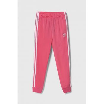 adidas Originals pantaloni de trening pentru copii culoarea roz, cu imprimeu ieftini