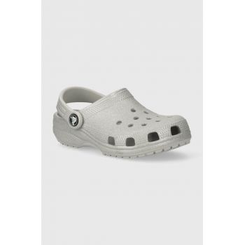 Crocs slapi copii CLASSIC GLITTER CLOG culoarea gri ieftini