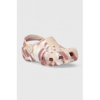 Crocs slapi copii CLASSIC MARBLED KIDS culoarea roz ieftini