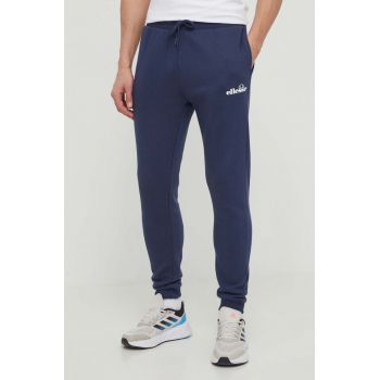 Ellesse pantaloni de trening Cravo Jog Pant culoarea albastru marin, cu imprimeu, SHP16465 de firma originali