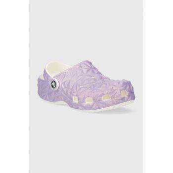 Crocs slapi copii CLASSIC IRIDESCENT GEO CLOG culoarea violet ieftini