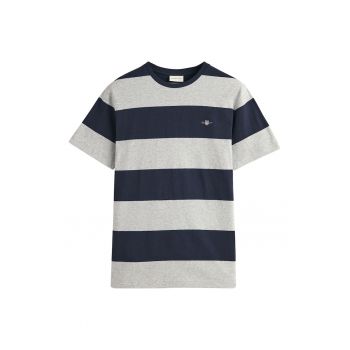 Tricou cu decolteu la baza gatului si model in dungi