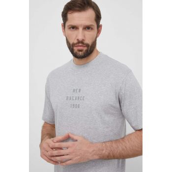 New Balance tricou din bumbac barbati, culoarea gri, cu imprimeu, MT41519AG de firma original