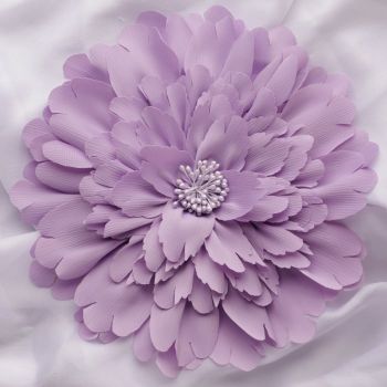 Brosa floare lila cu multe petale si diametru de 20 cm, cu clips pentru par ieftina