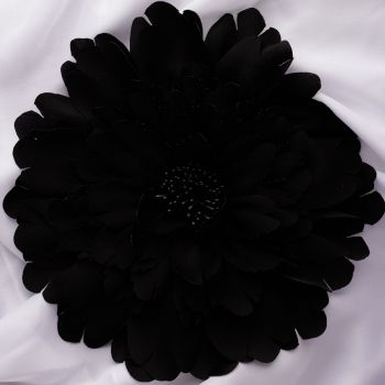 Brosa floare neagra cu multe petale si diametru de 20 cm, cu clips pentru par ieftina