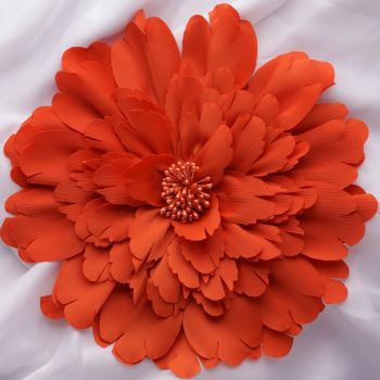 Brosa floare rosie corai cu multe petale si diametru de 20 cm, cu clips pentru par ieftina